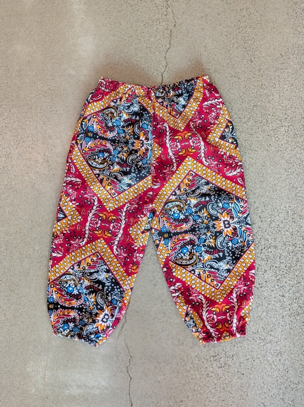 SHEIN Girls' Red Yellow Black Paisley Bandana Print Leggings